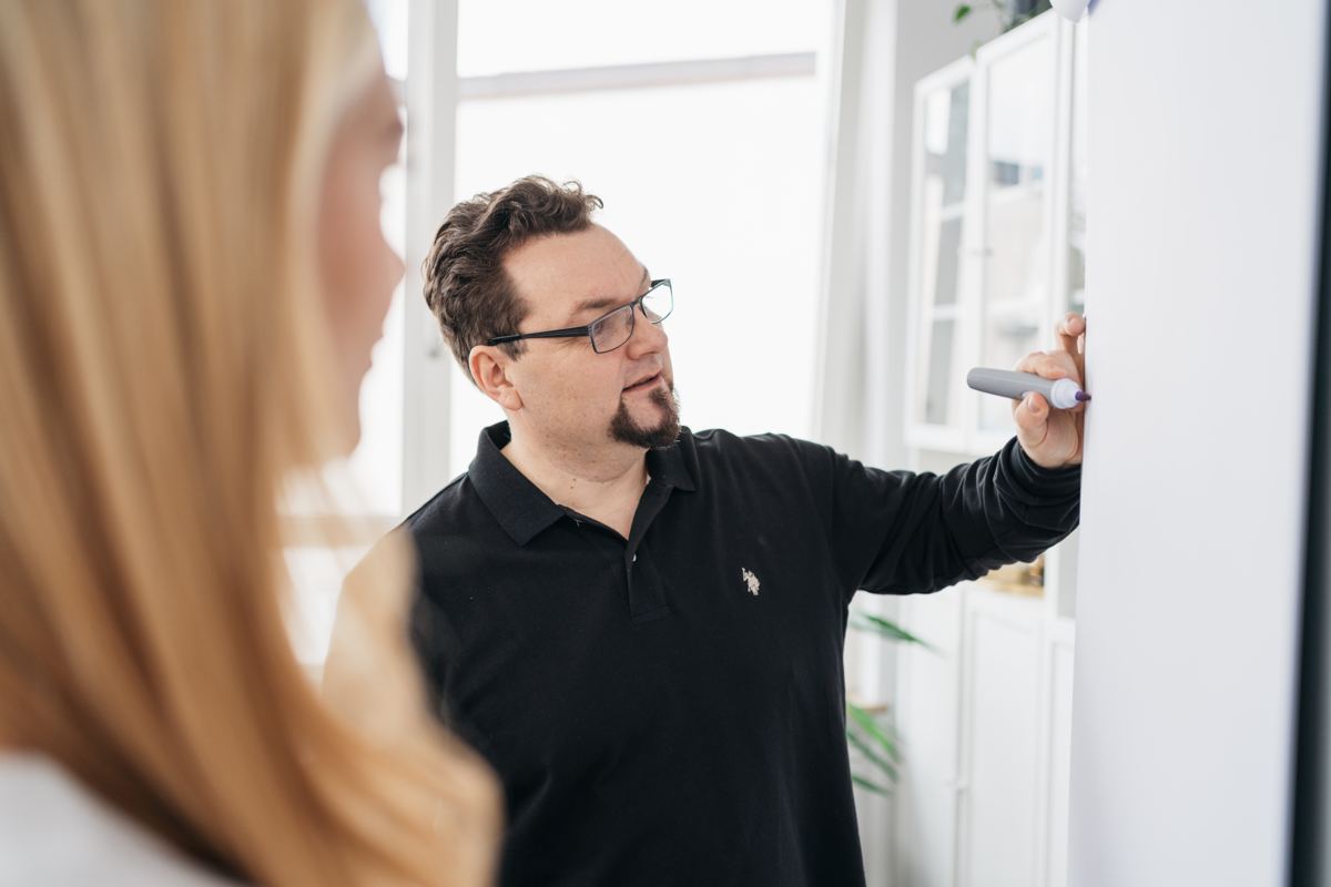 Danny Herzog-Braune visualisiert am Board