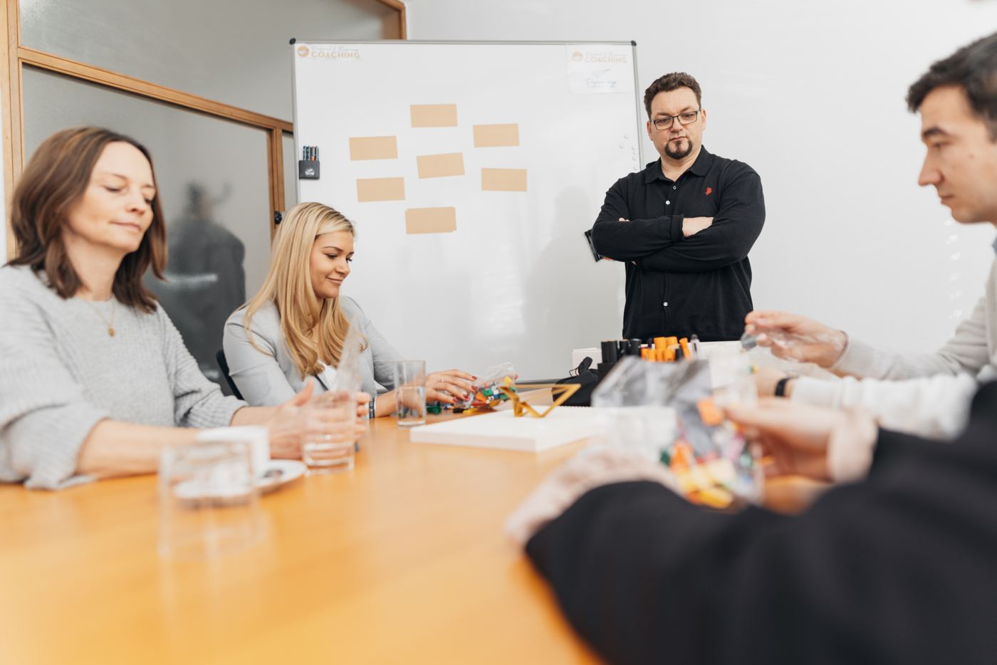 Workshop mit einem Führungsteam am Whiteboard
